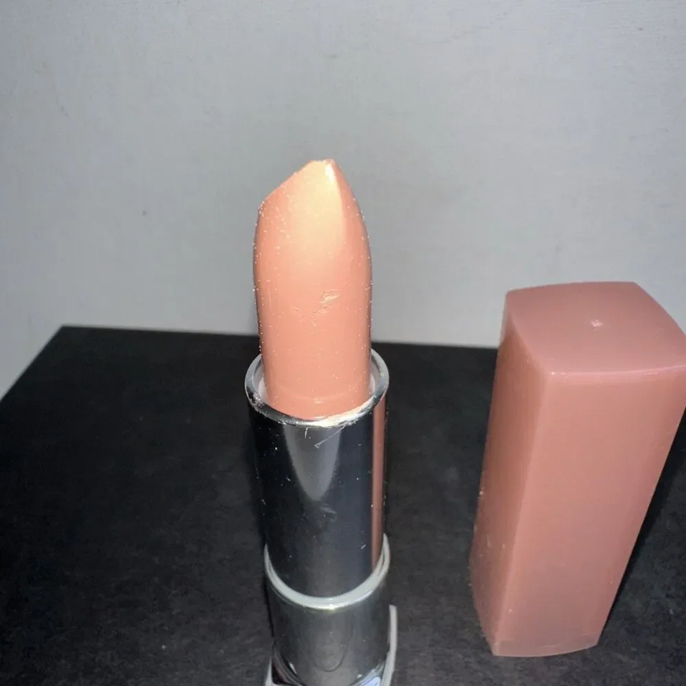 Maybelline COLOR SENSATIONAL Lipstick 915 BLUSHING BEIGE, tip imperfection